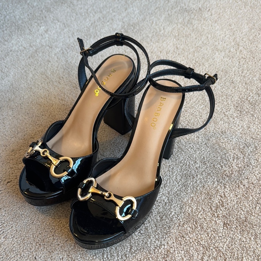 Black block heels with gold buckle - Picture 4 of 7